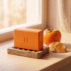 Le savon sur son porte-savon en bois, à côté d'un kaki frais